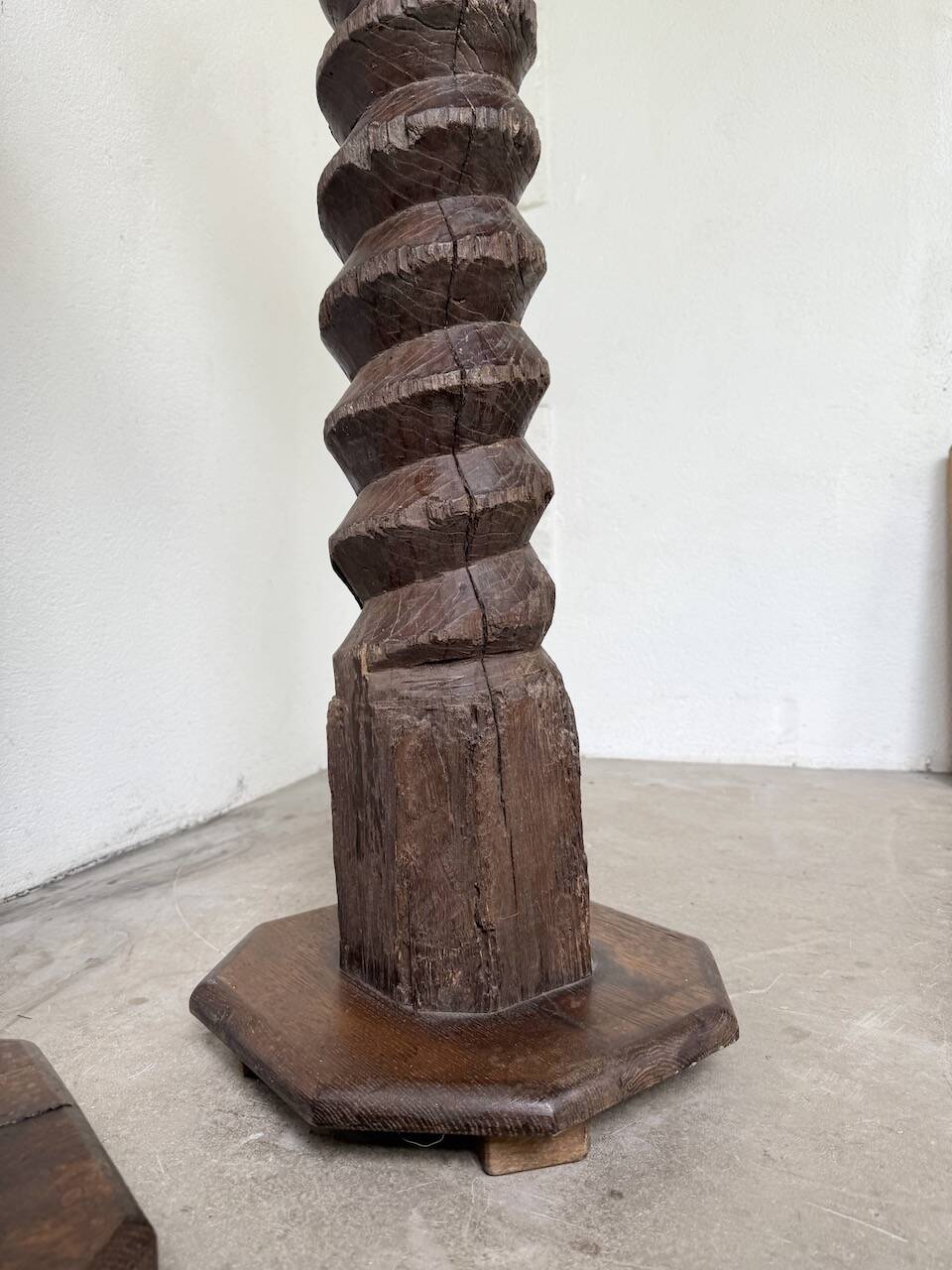 Pair of pedestal columns with oak pressing screws, 1900