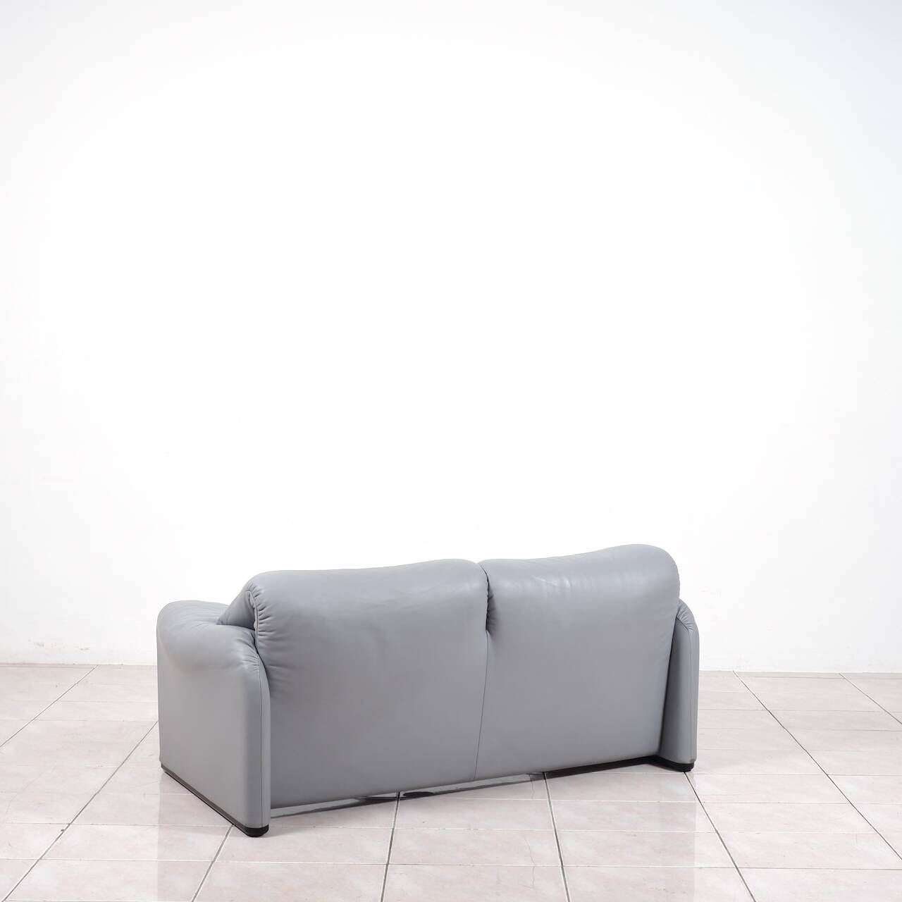 „Maralunga“ leather 2-seater sofa by Vico Magistretti for Cassina, Italy