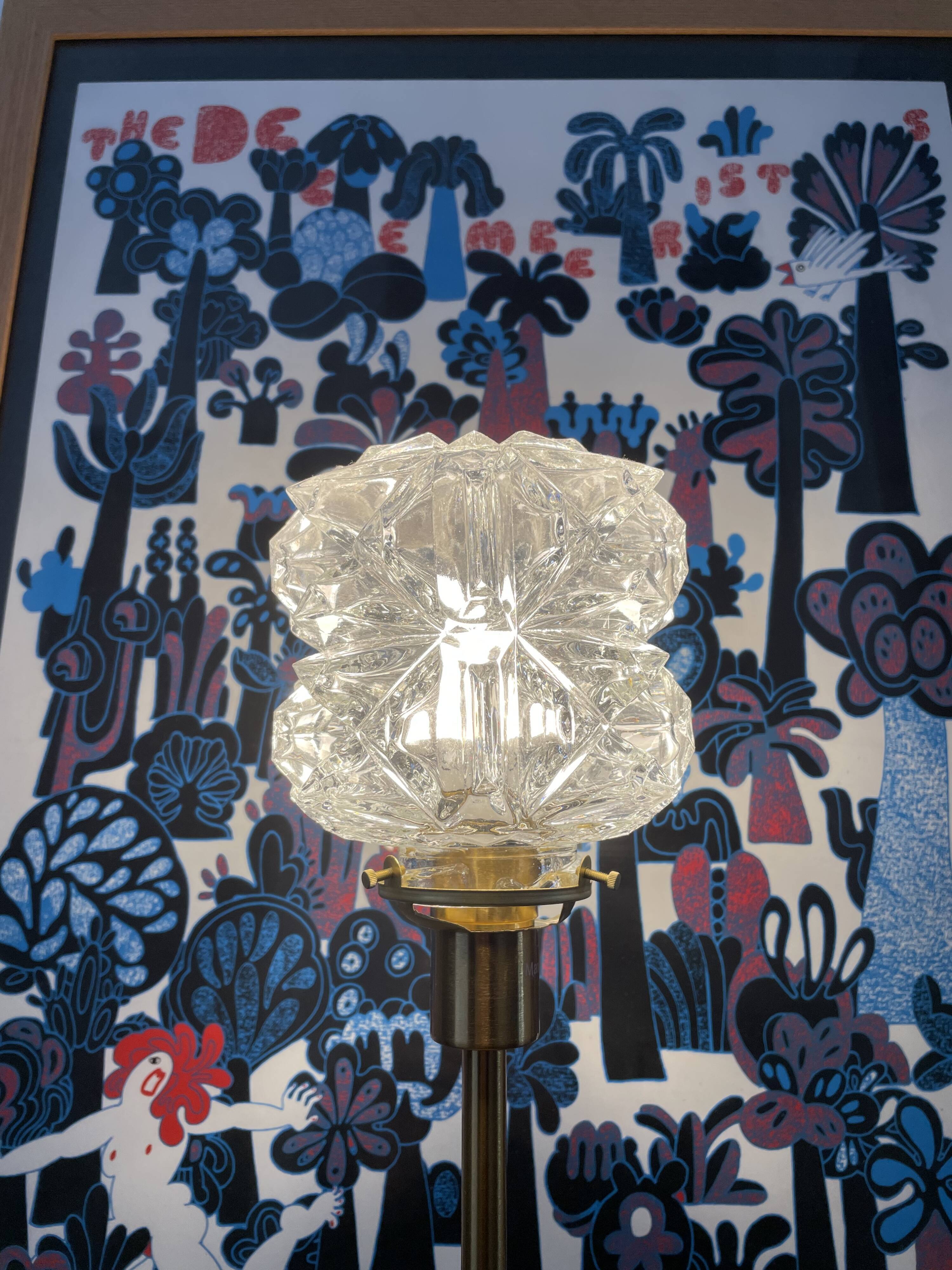 Table lamp globe in chiseled glass