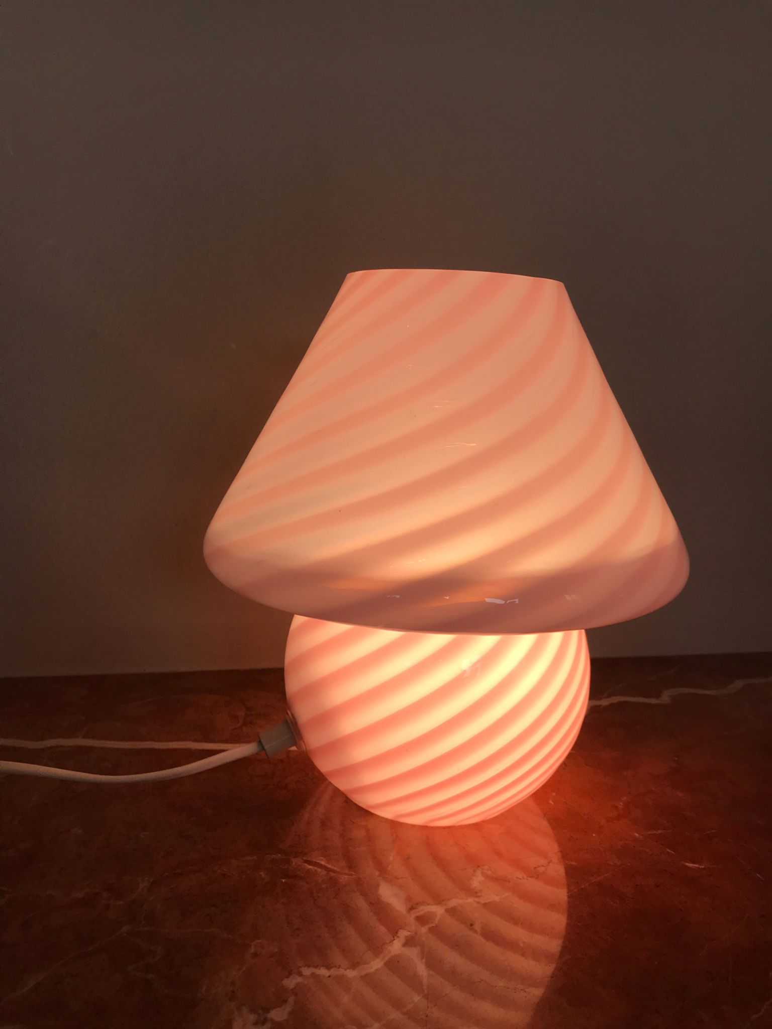 Lampe de chevet rose année 50 en verre de murano