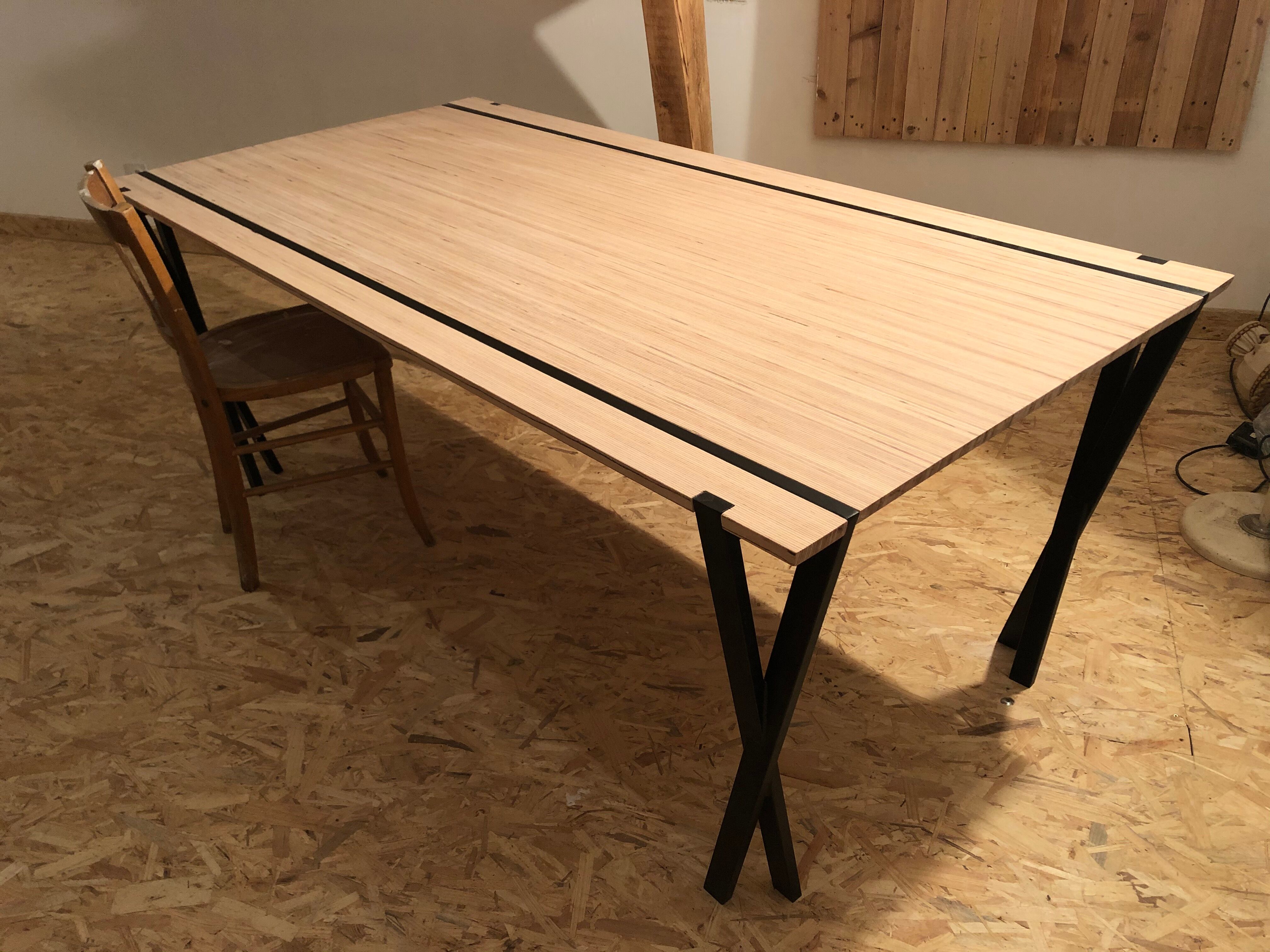 Multiline beech design table and matte black steel