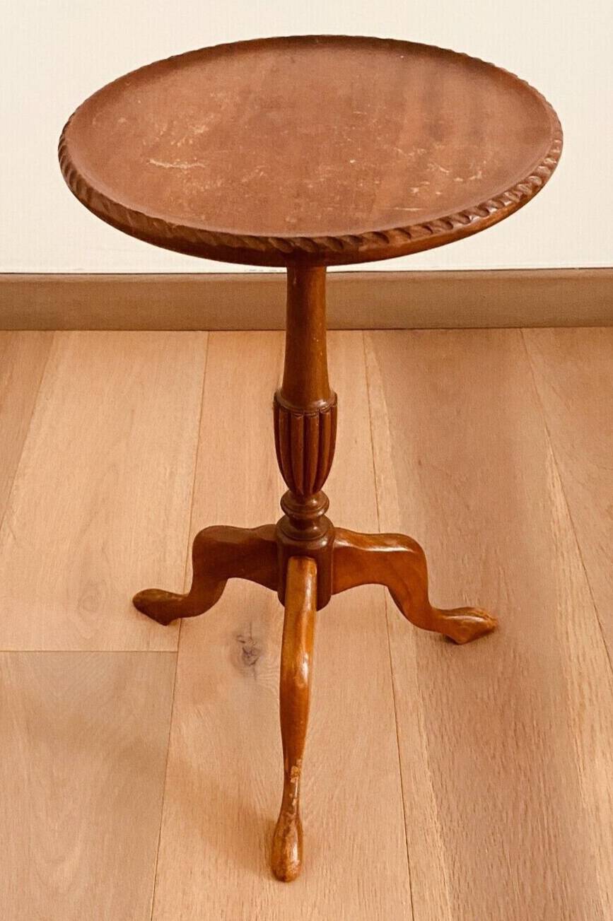 Tripod pedestal table in 20th century stained beech