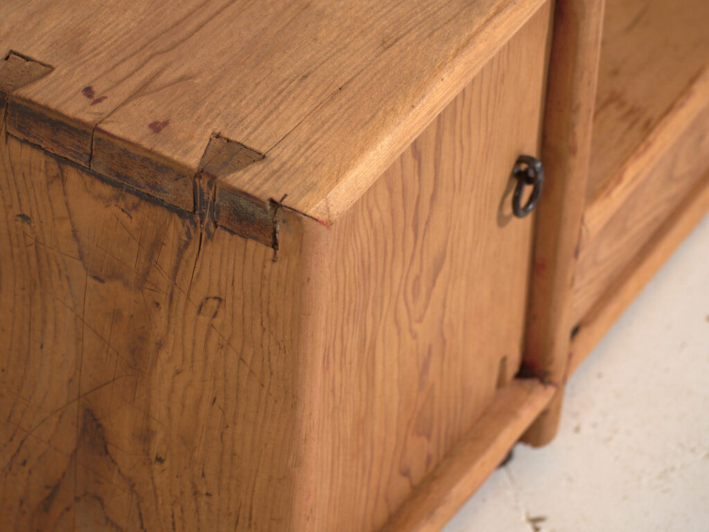 Meuble bas ancien en bois massif – Console basse chinoise du Gansu avec tiroirs – circa 1880–1920