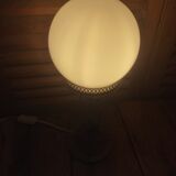 Lampe salon chevet originale base laiton globe opaline