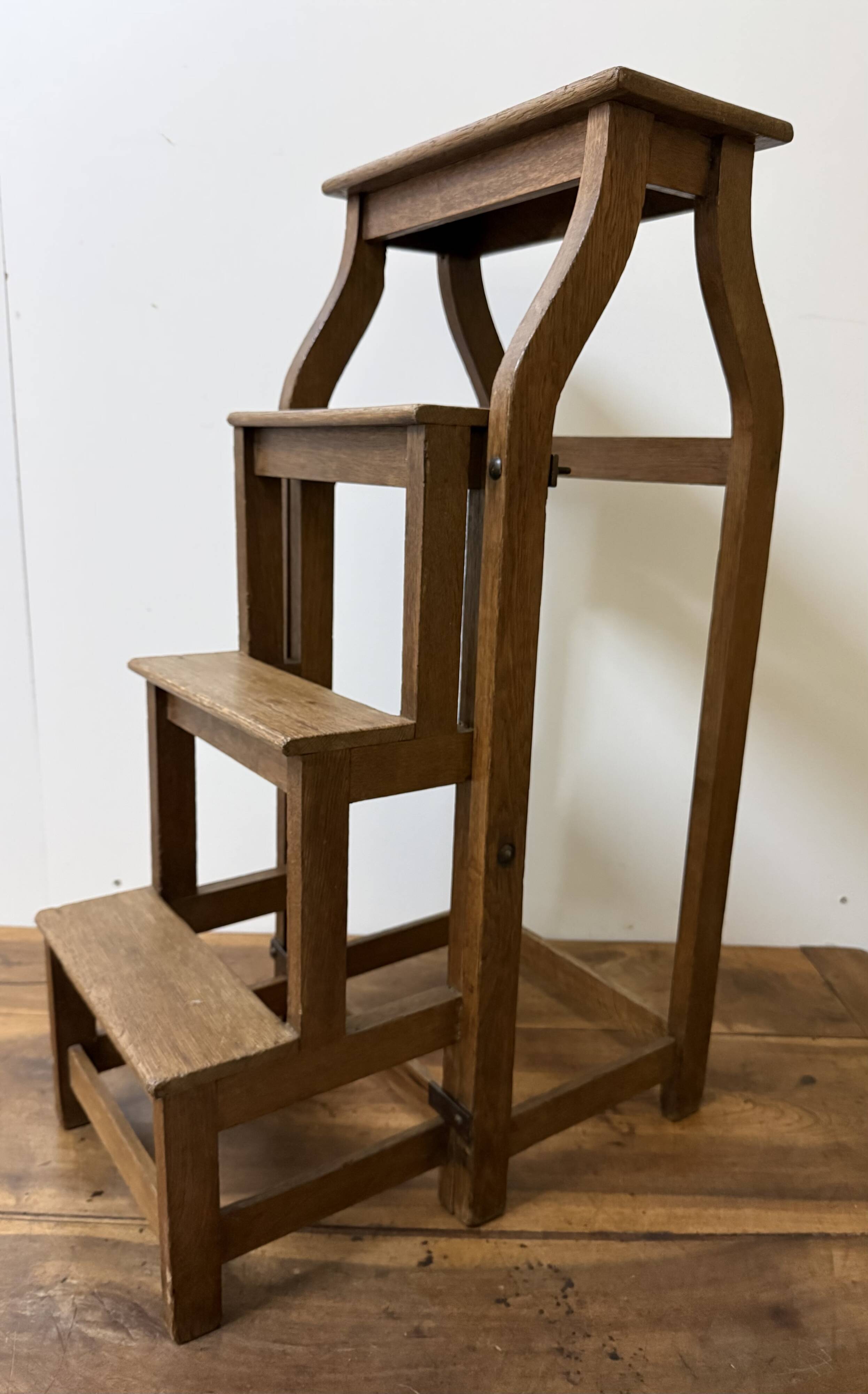 Stool transforming into a step ladder.