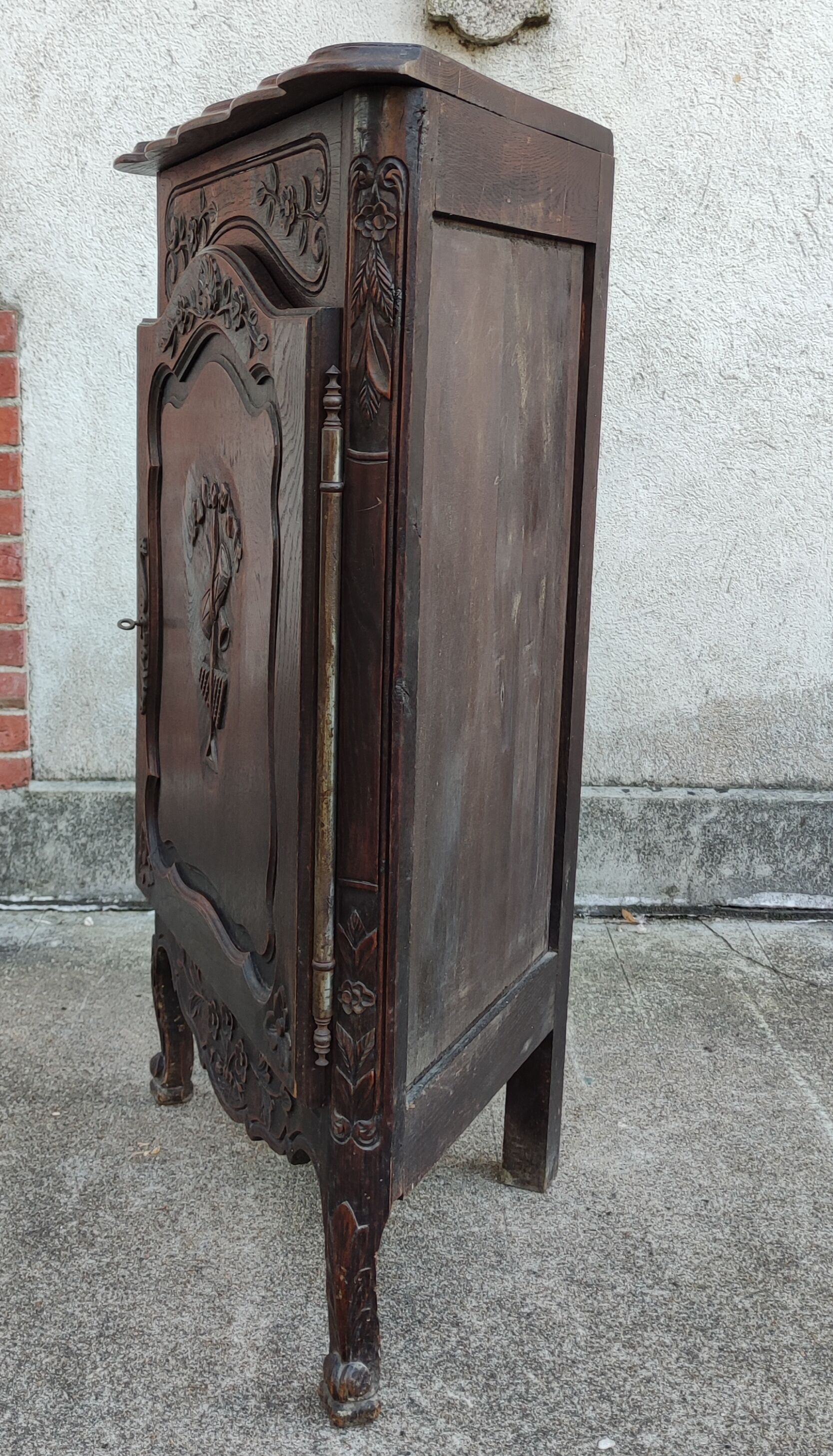 Neoclassical notch Louis XV style