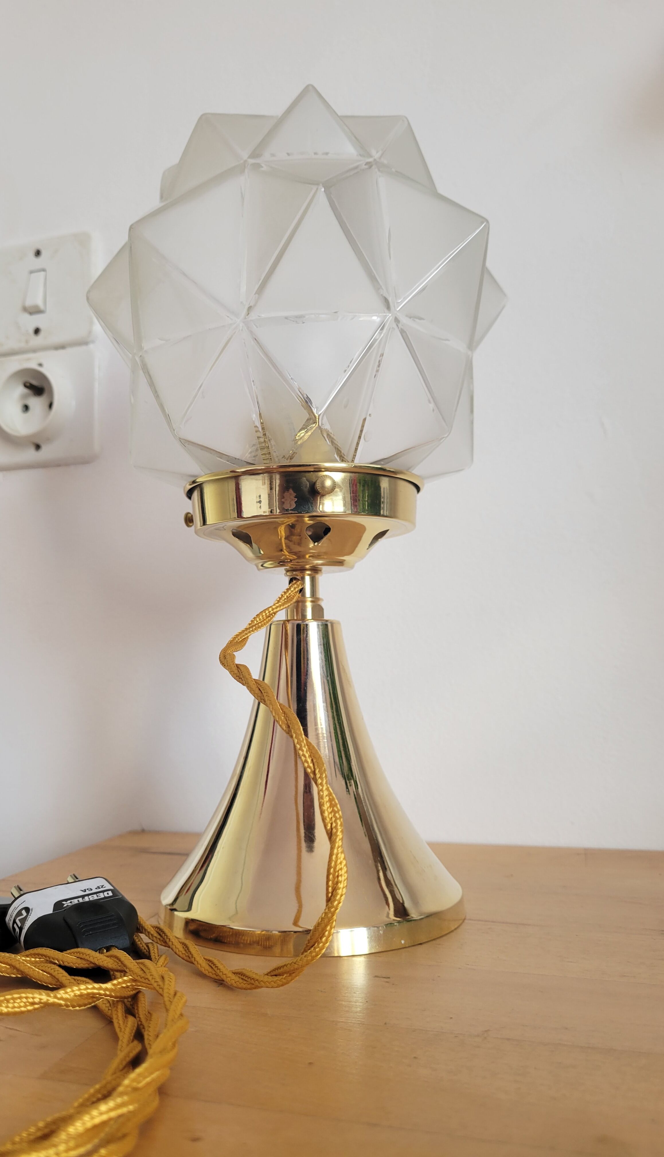 Lampe en laiton avec globe à facettes