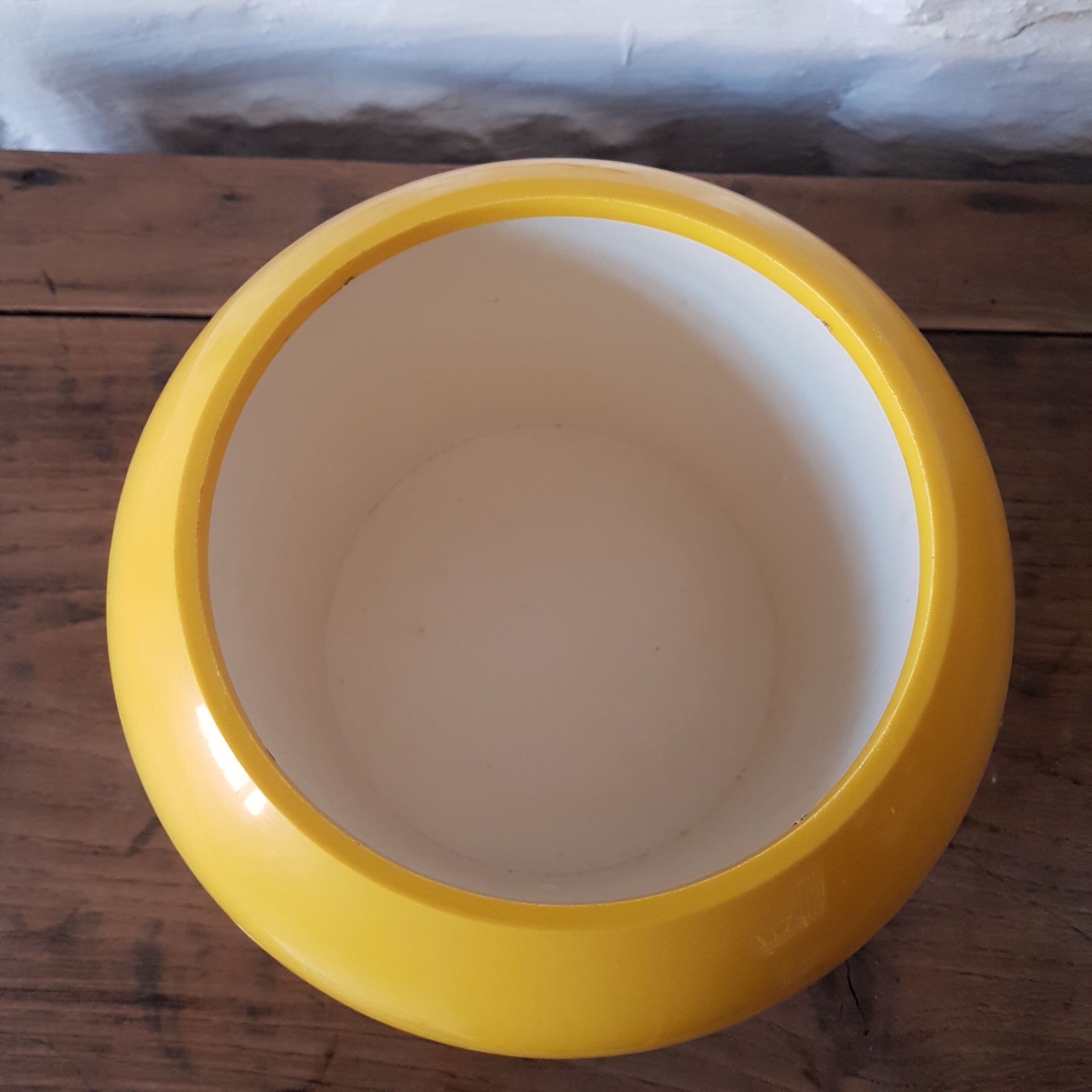 Bucket has ice cube 1970 yellow and white