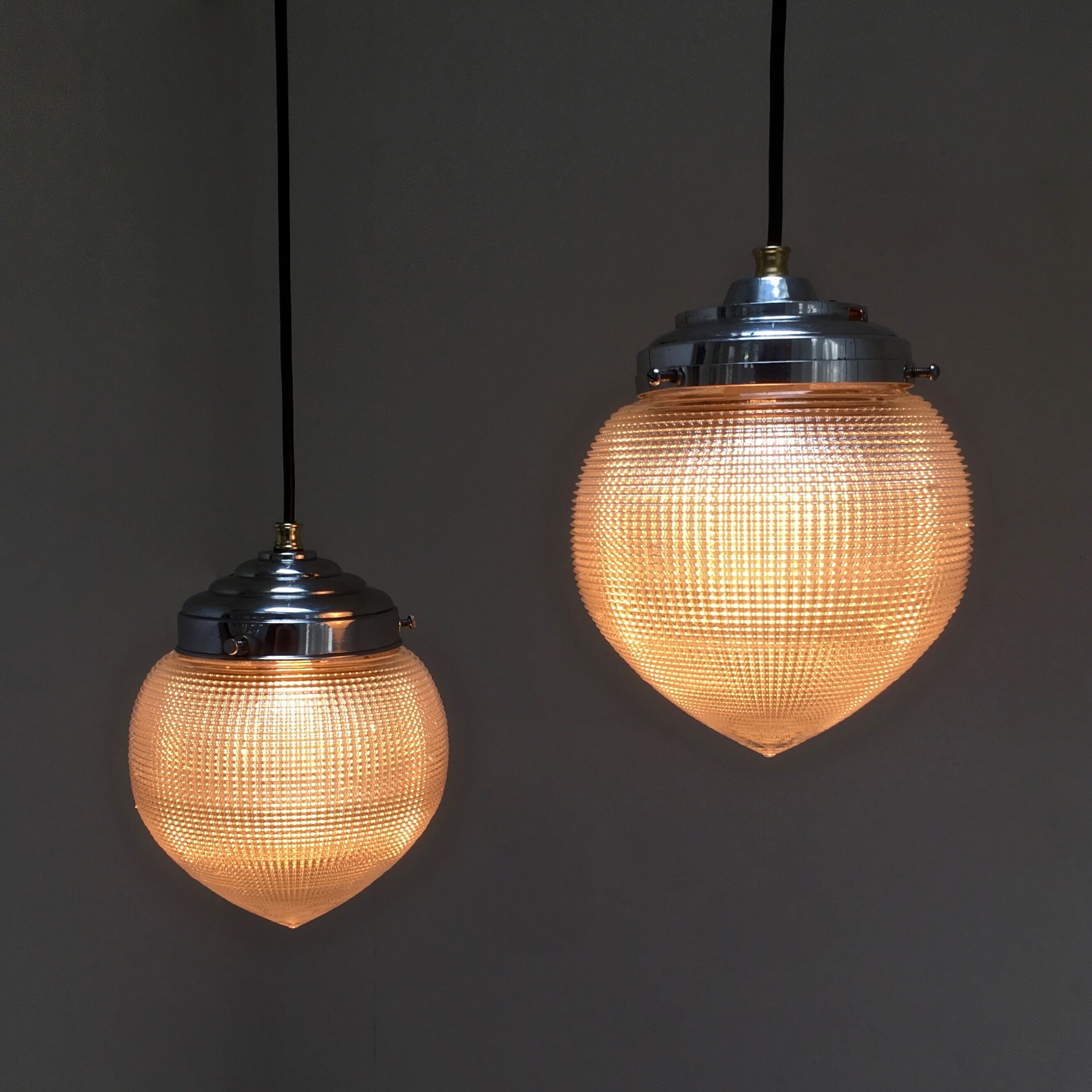 Paire de suspensions Holophane modèle goutte en verre strié circa 1940