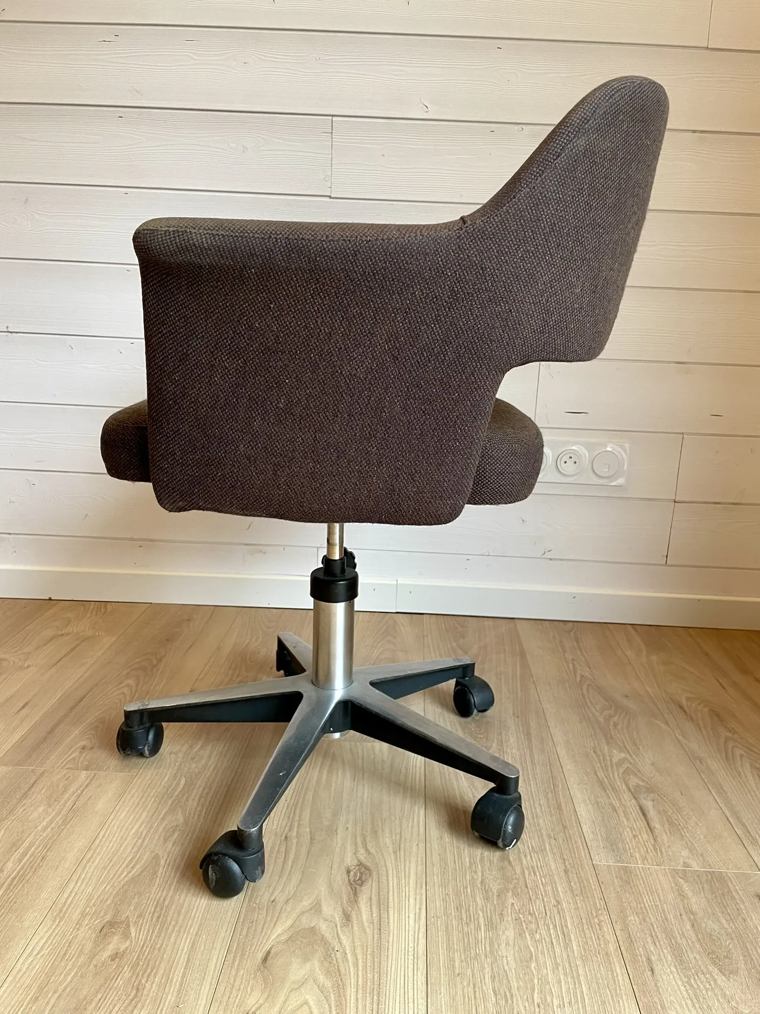 Vintage Mid-Century brown office chair with wheels from the 1970s.