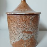 Stoneware pot with lid