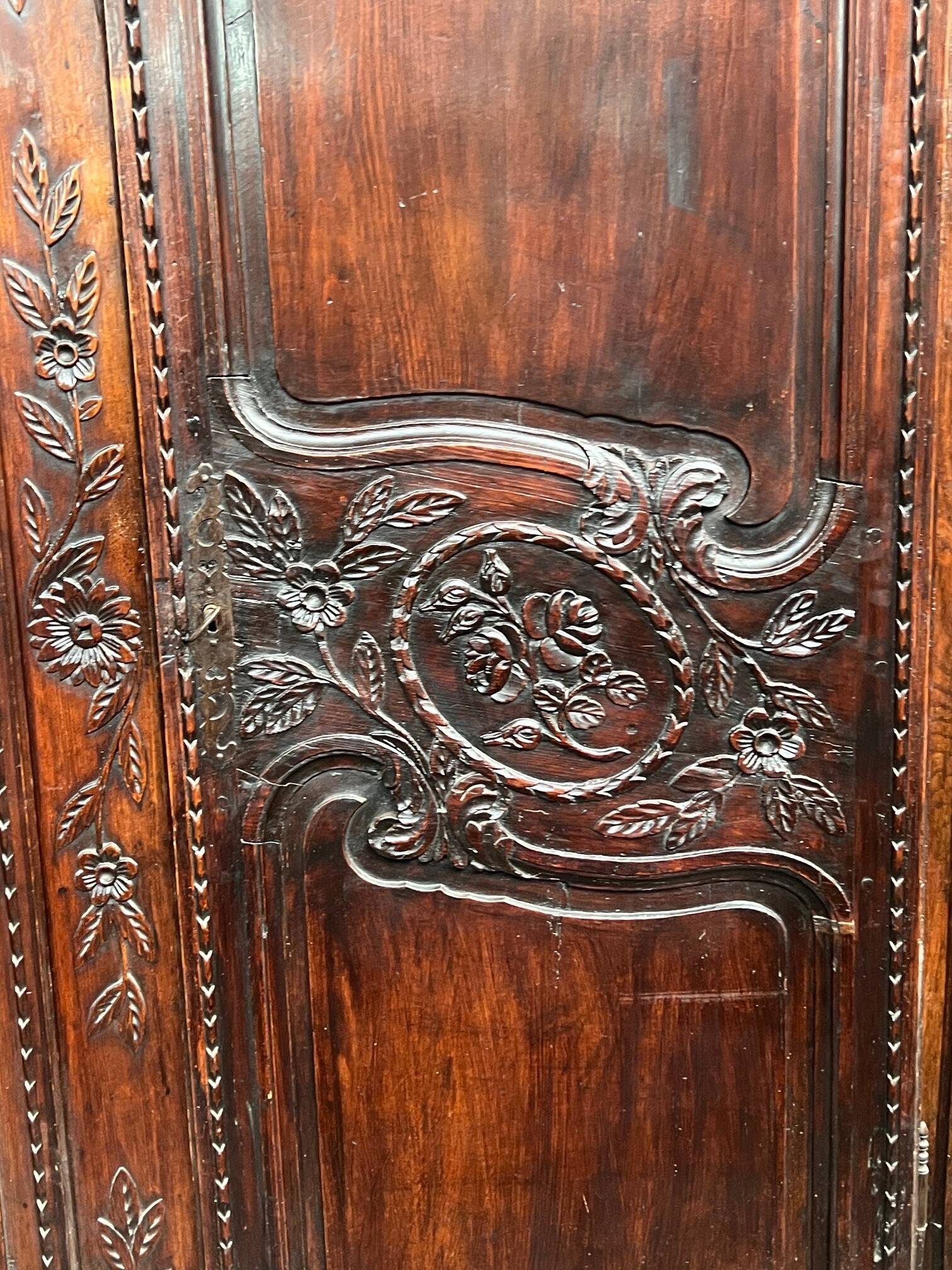 Armoire de mariage normande ancienne. Chêne sculpté.