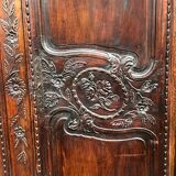 Armoire de mariage normande ancienne. Chêne sculpté.