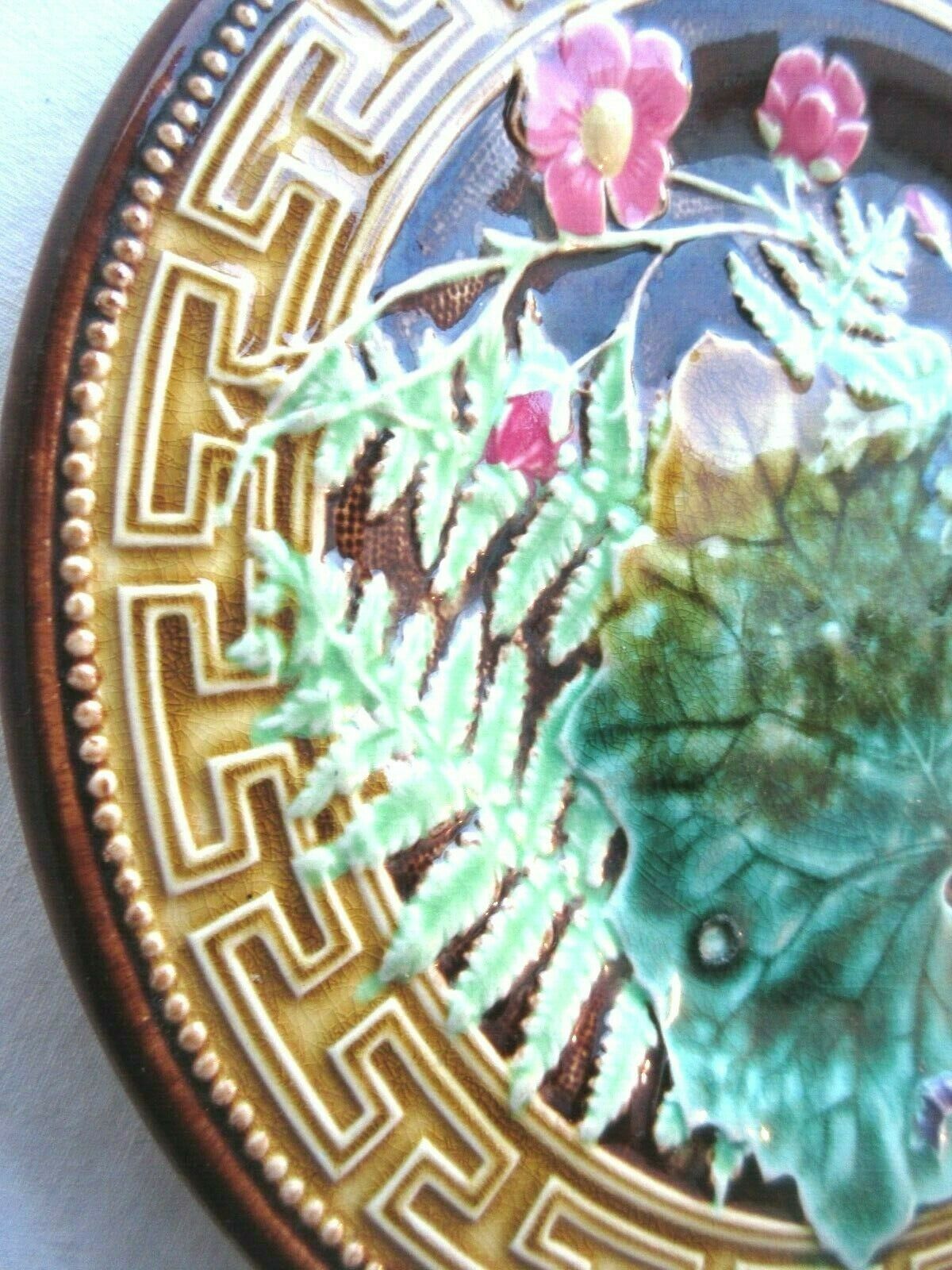 Slurry plate Choisy le Roi: Leaves and flowers bound by a ribbon