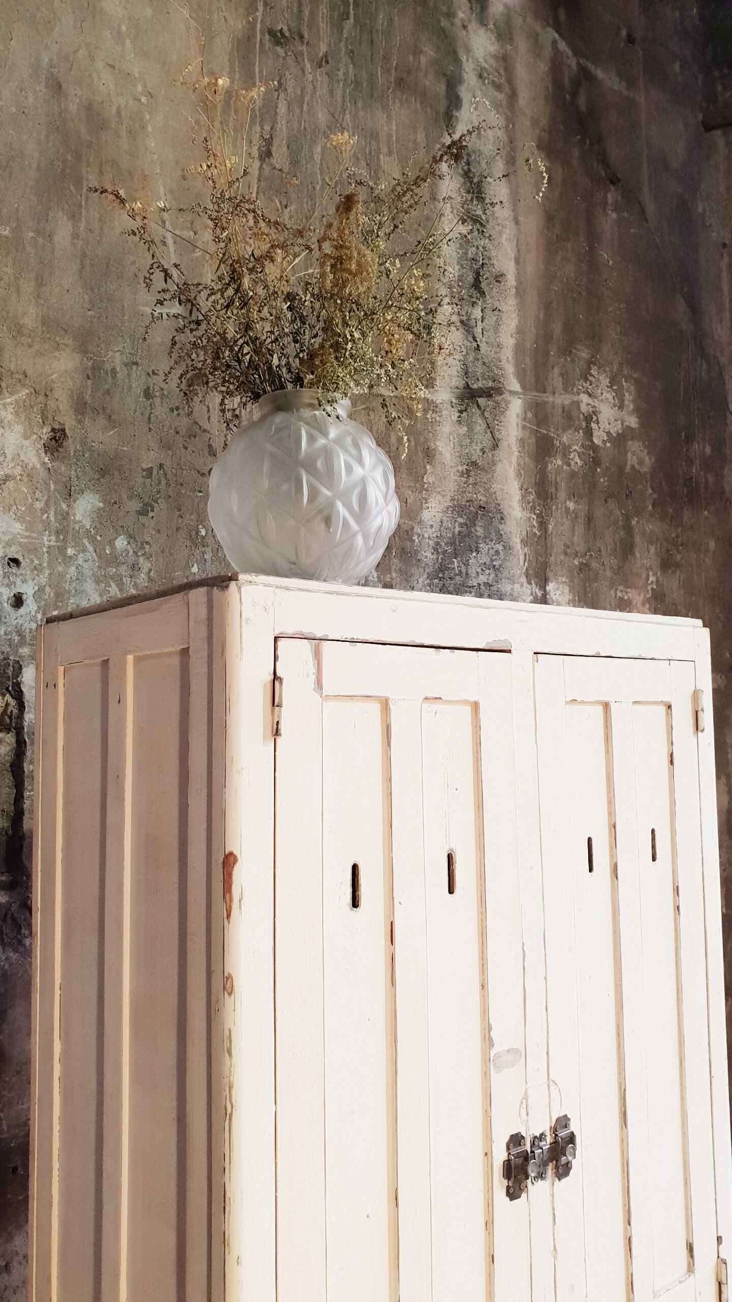 Armoire vintage