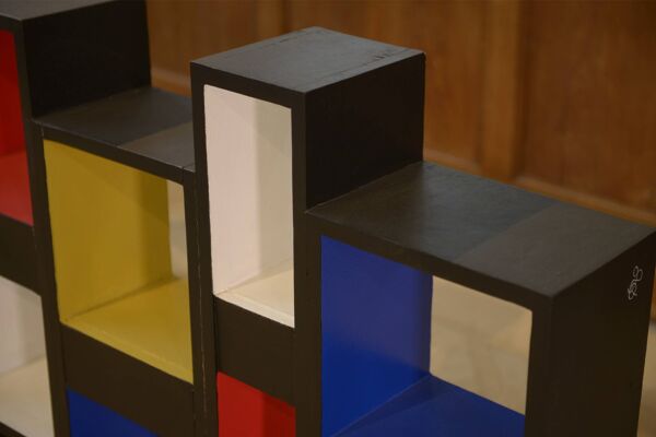 Étagère 1960 intervention picturale contemporaine dans le goût de Piet Mondrian
