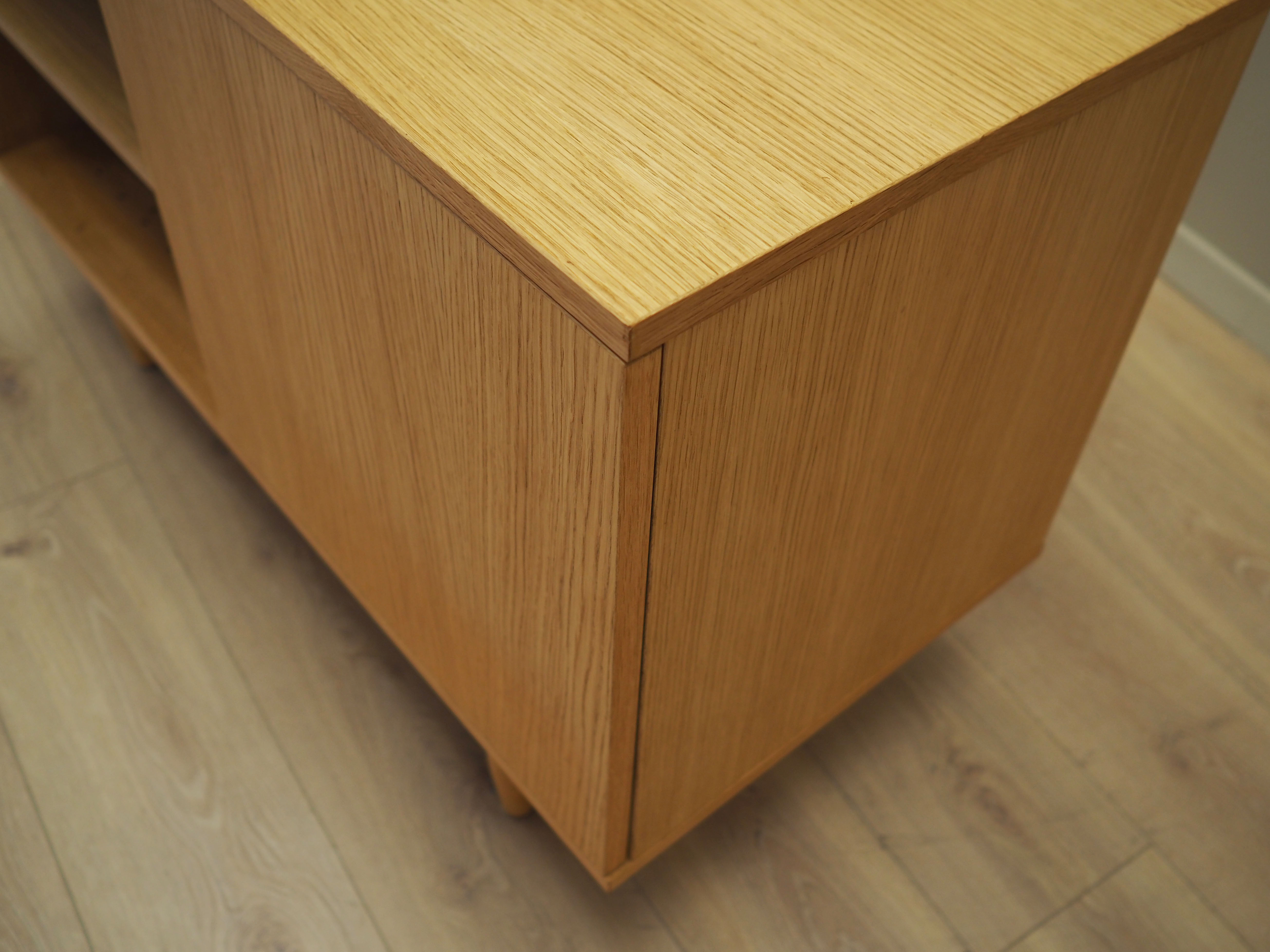 Buffet en chêne, design danois, années 1990, production: Danemark