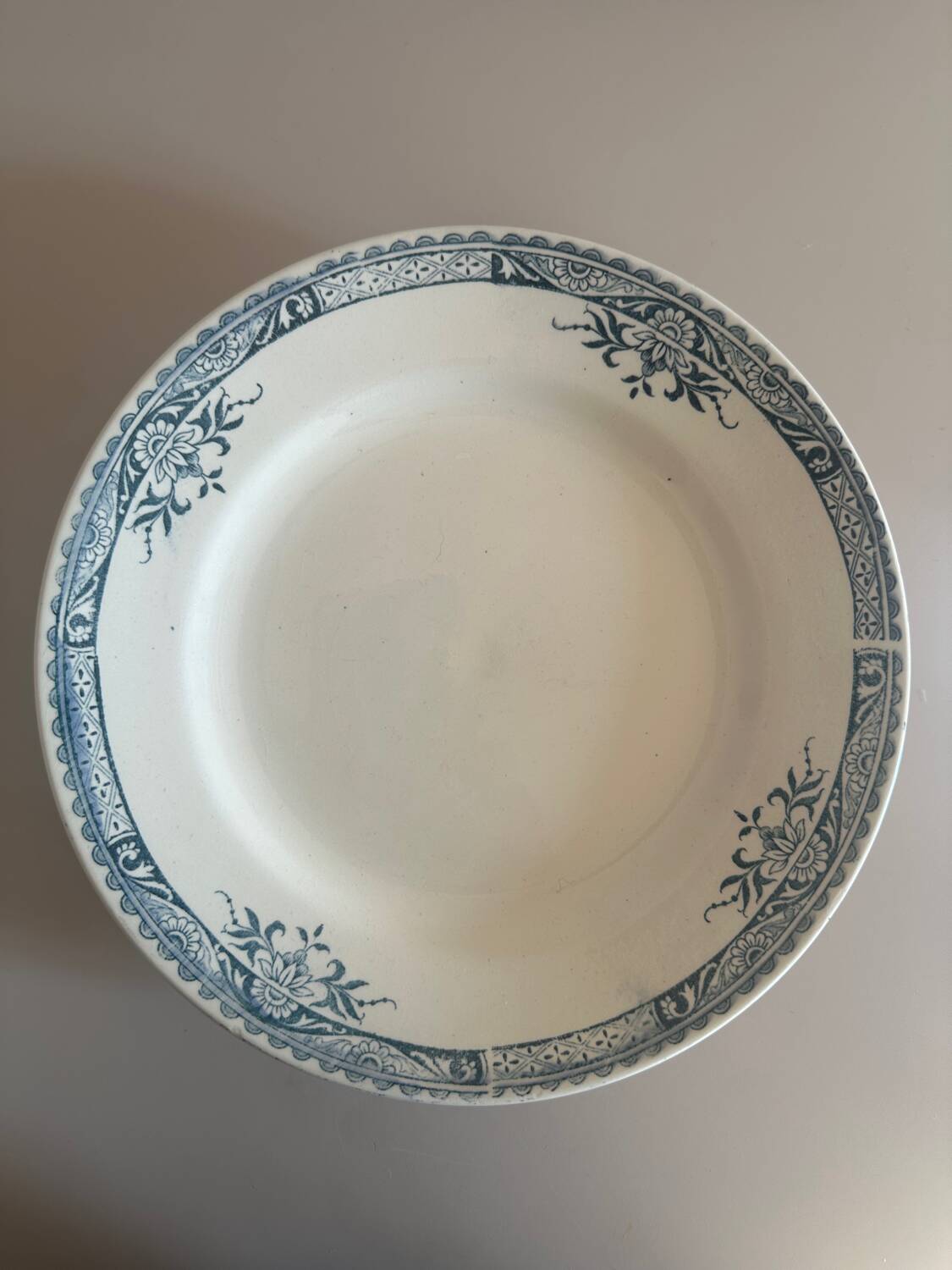 Set of 4 deep plates and 2 flat plates Lily Longchamp