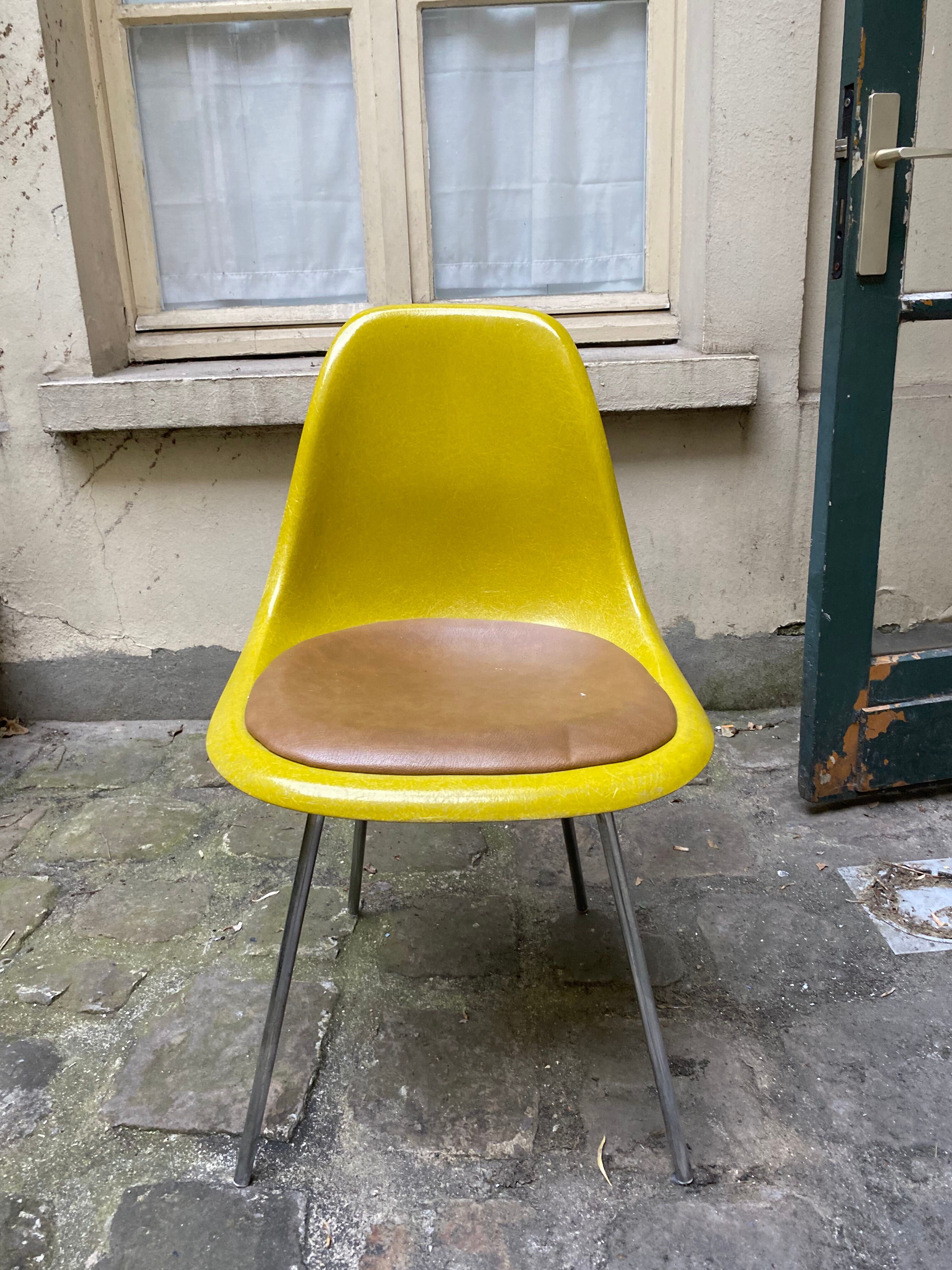 Charles and ray eames chair, dsx model, edited by herman millar for mobilier international