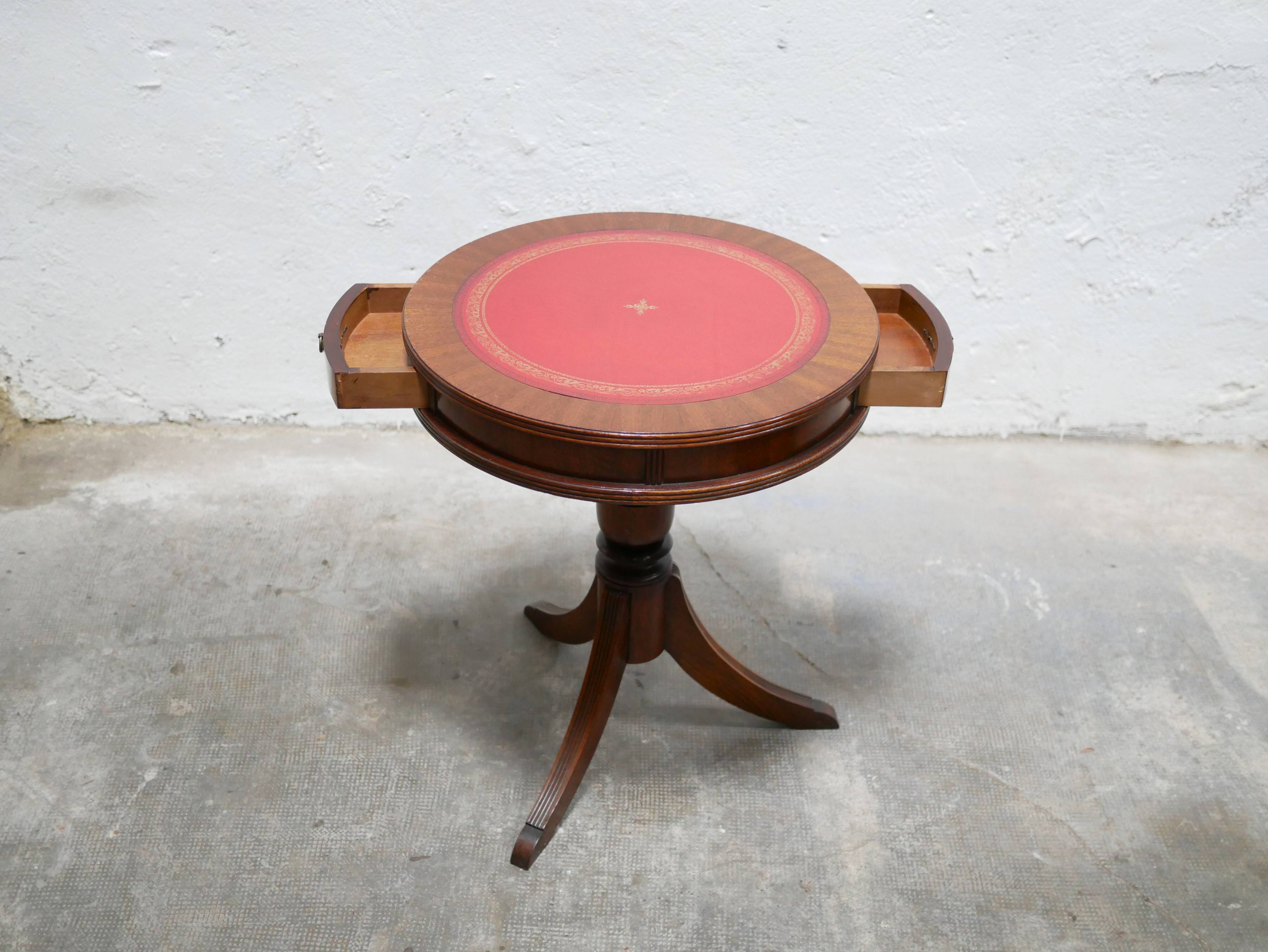 Vintage English pedestal table in wood and leather