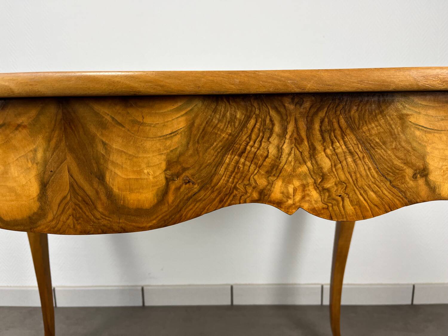 Table Louis XV noyer blond, début 19ème