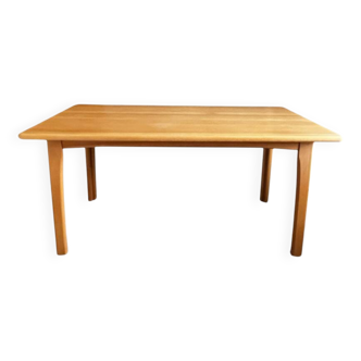 Tisch aus massiven Holz