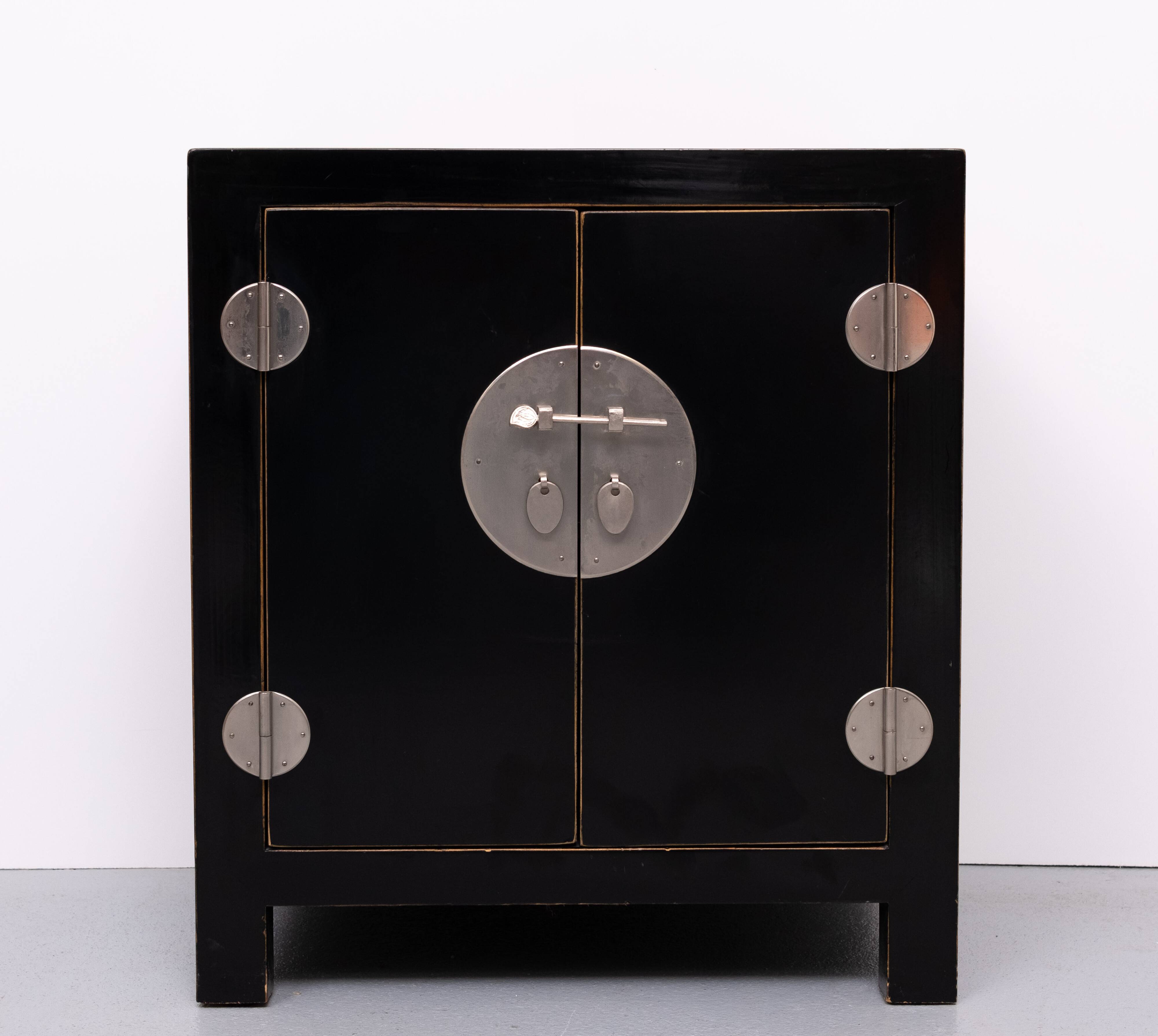 paire de chevets chinois noirs des années 1970