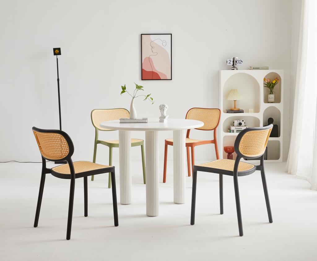 Chaise coloré aspect cannage rétro
