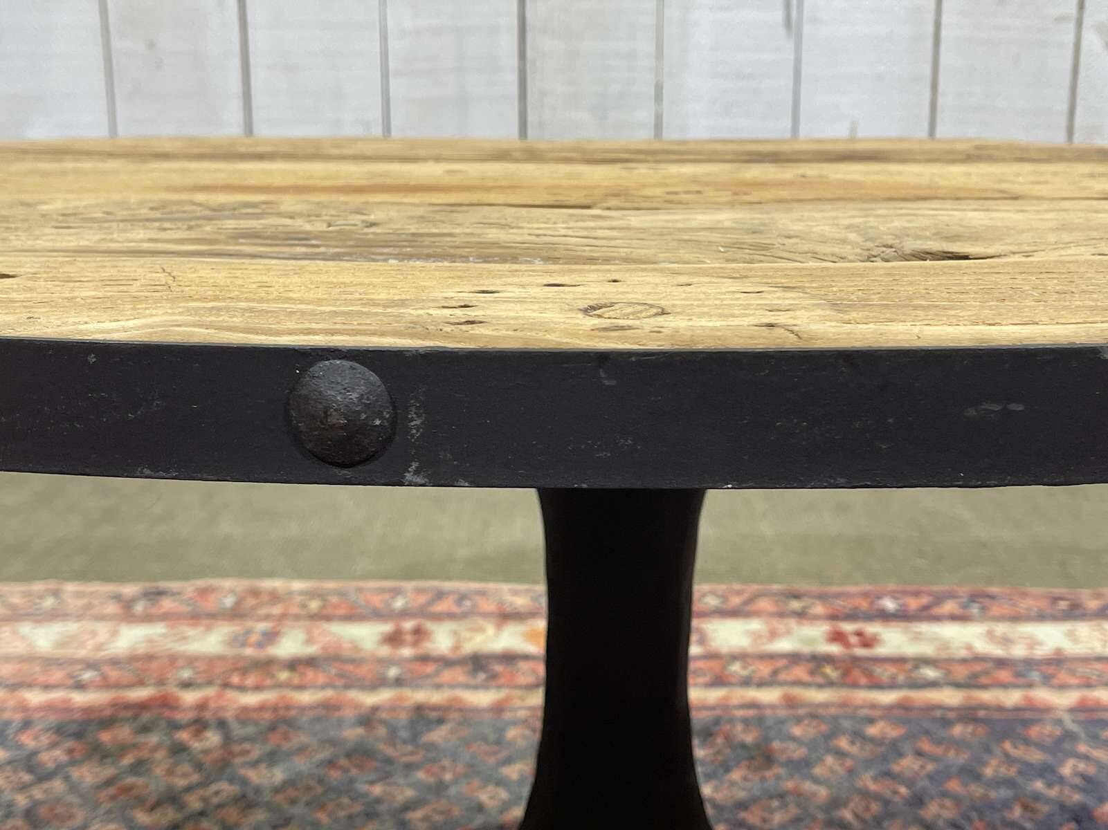 Oval coffee table in oak with steel base