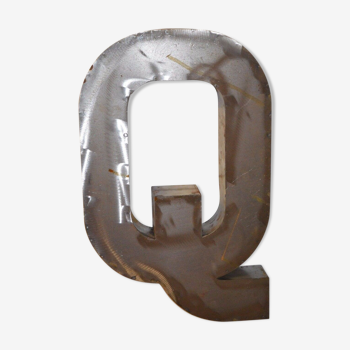 Lettre industrielle "q" en fer