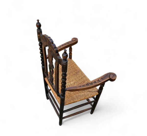 8 chaises de salle à manger en bois tourné et osier