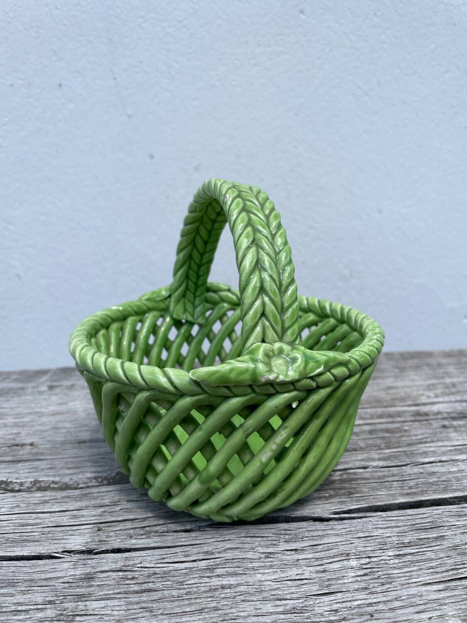 Plat panier en faïence tressée vert / céramique ancienne