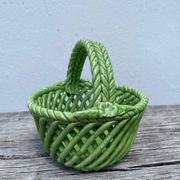 Plat panier en faïence tressée vert / céramique ancienne