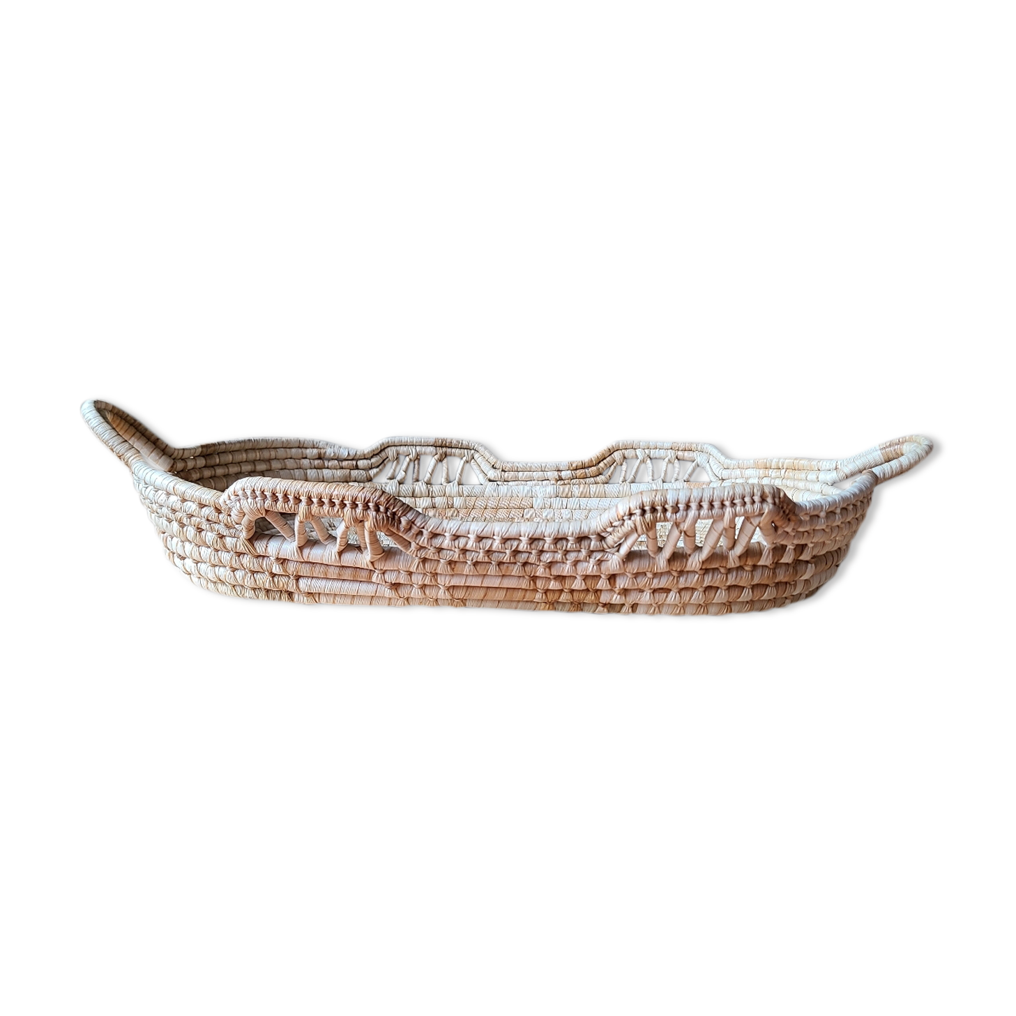 Braided basket in natural fiber, free form, vintage