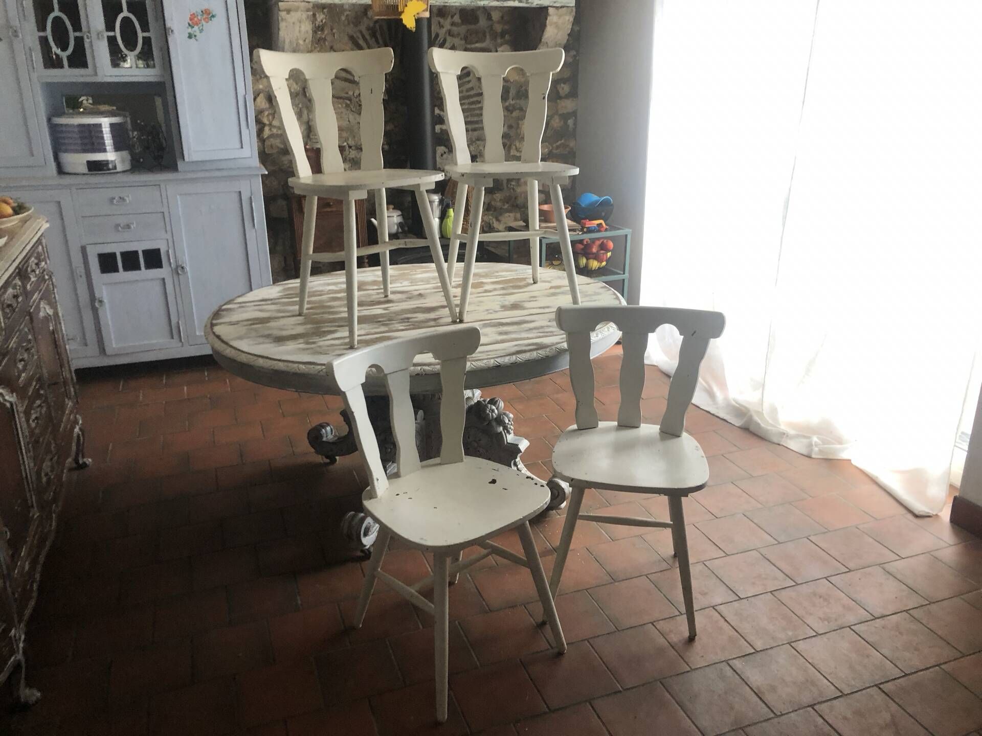 Table and its 4 chairs
