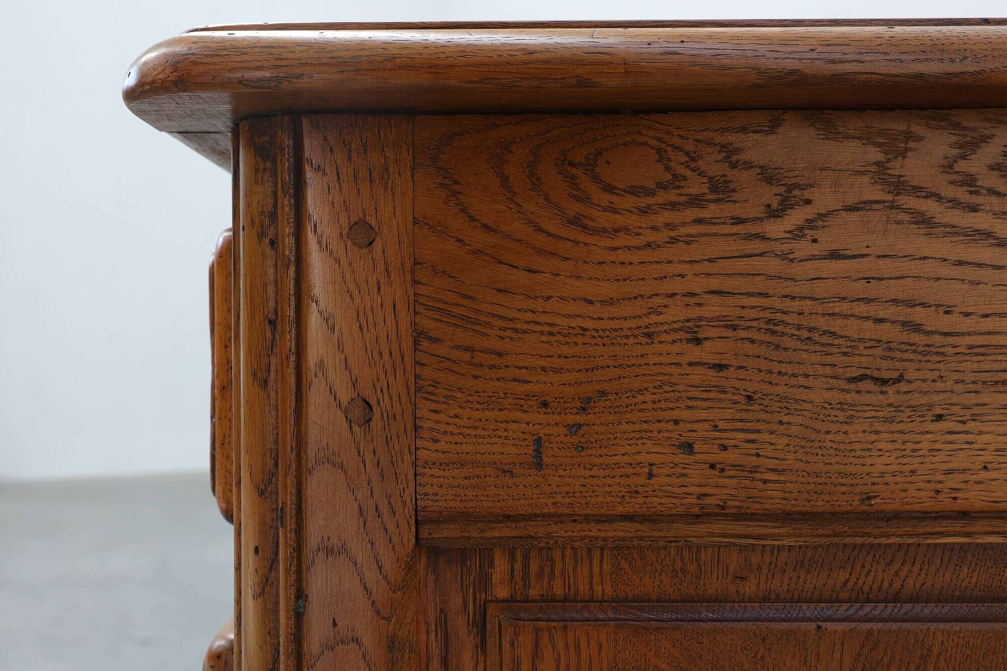 Buffet monumental en chêne par De Tonge, France, milieu du 20e siècle