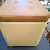 Two poufs dime