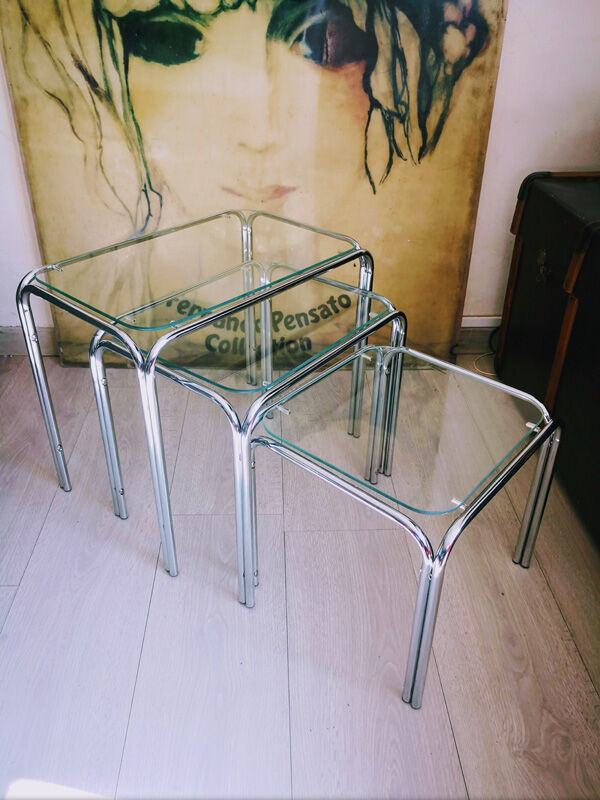 Trio de tables gigognes en métal et verre trempé
