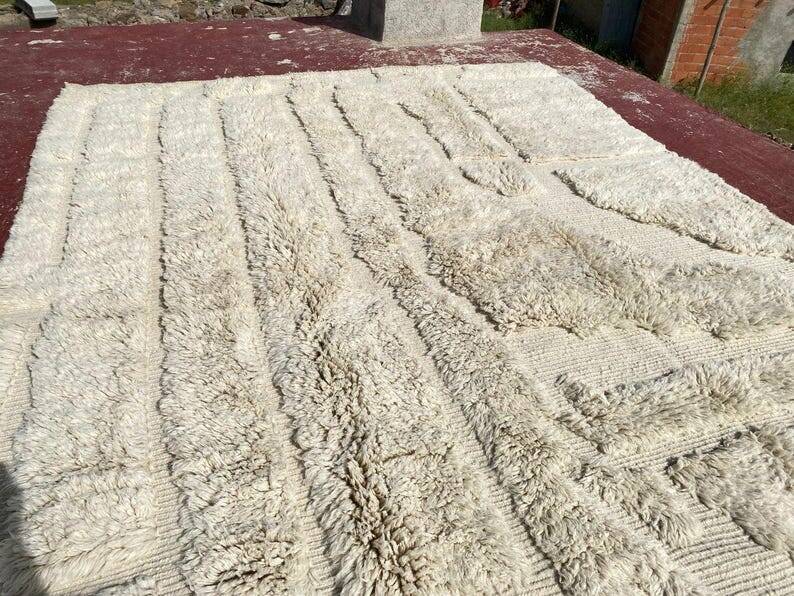 Moroccan Berber rug in ecru 300x200 cm, handmade rug with geometric design.