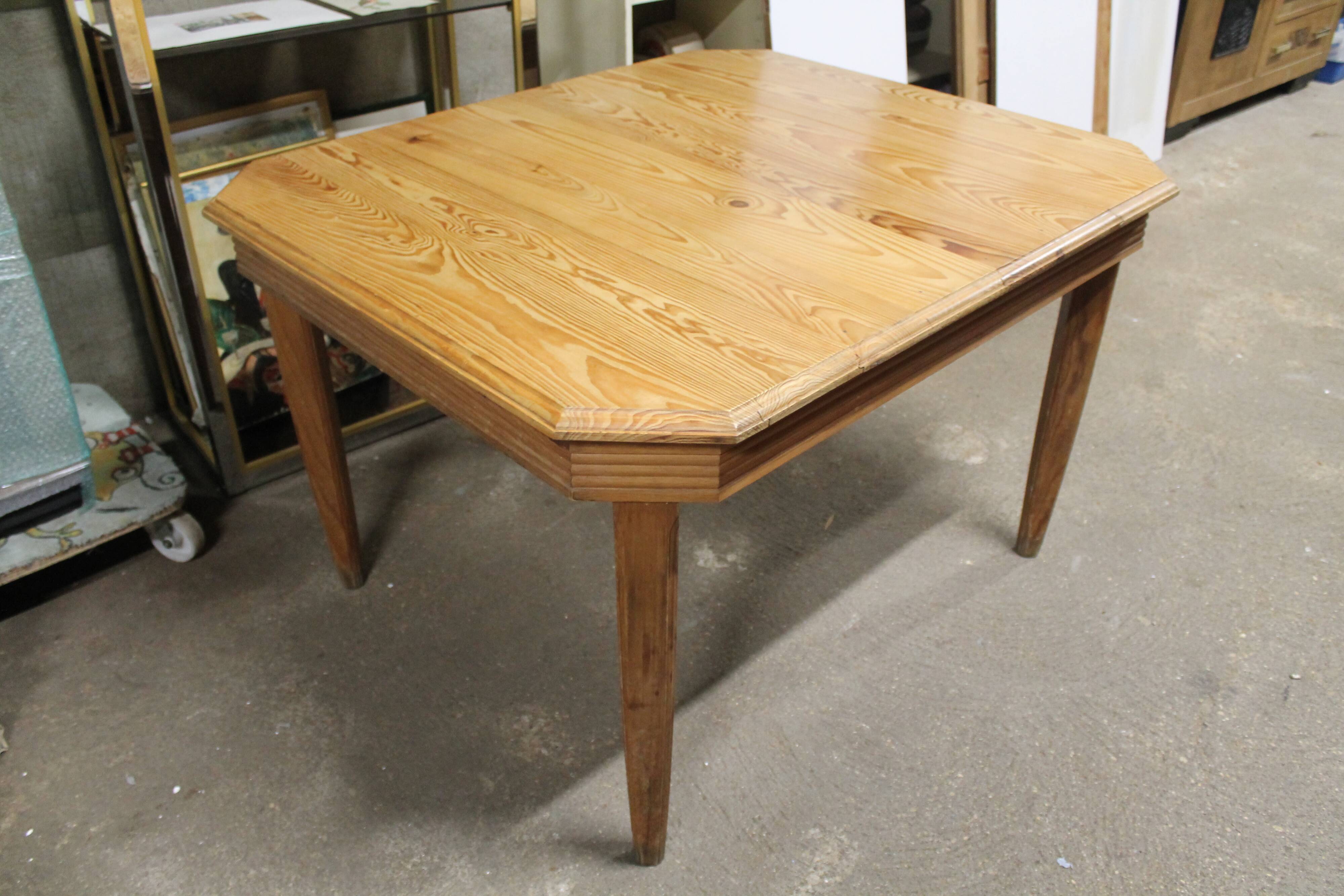 Solid pine stretch table