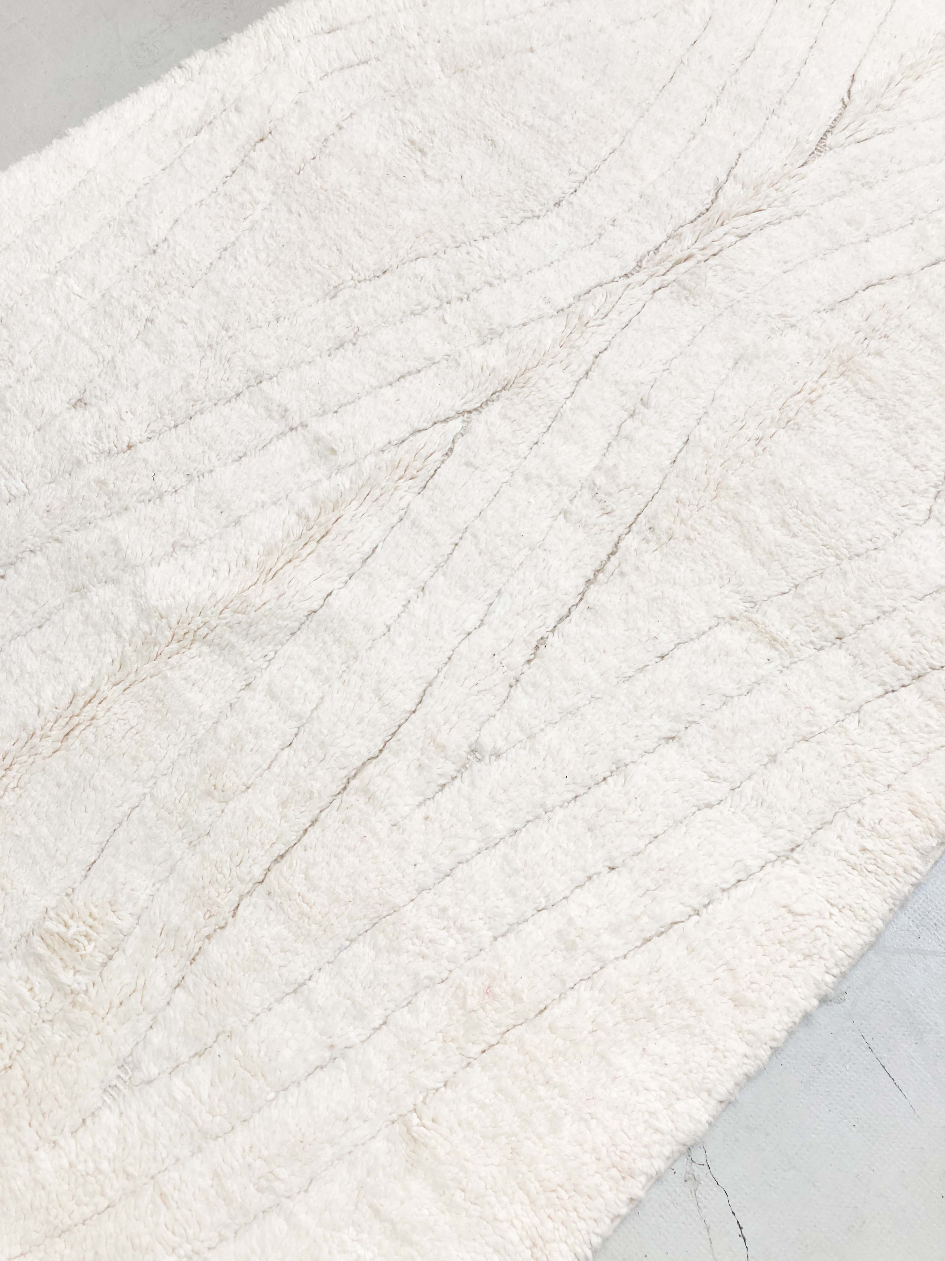 Berber carpet beni ouarain unbleached plain with large diamonds engraved 254x157m