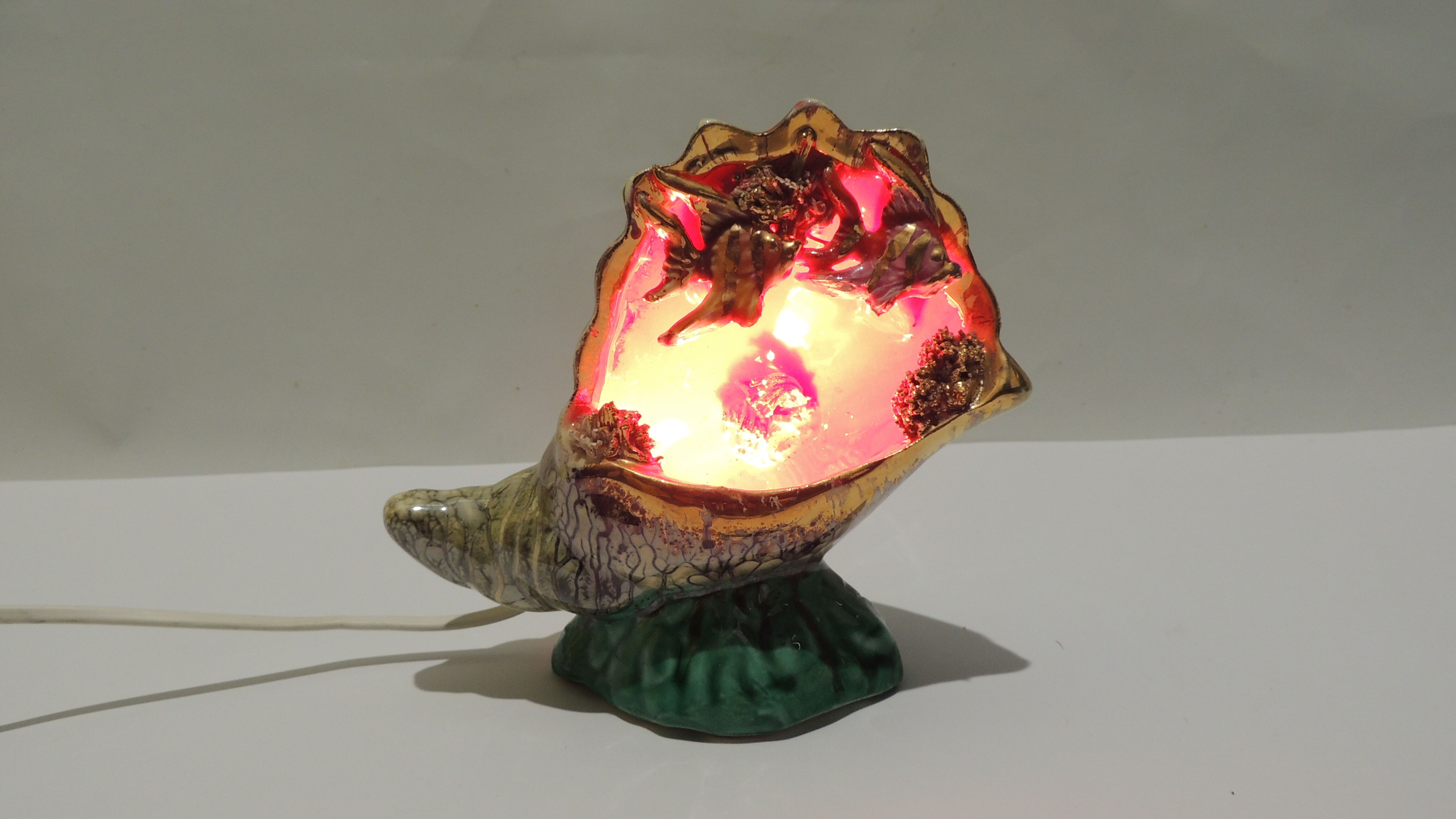 Lampe coquillage faience barbotine