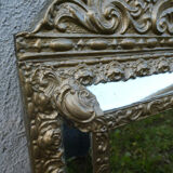 Miroir ancien à pare-closes en laiton repoussé doré 72 x 42 cm