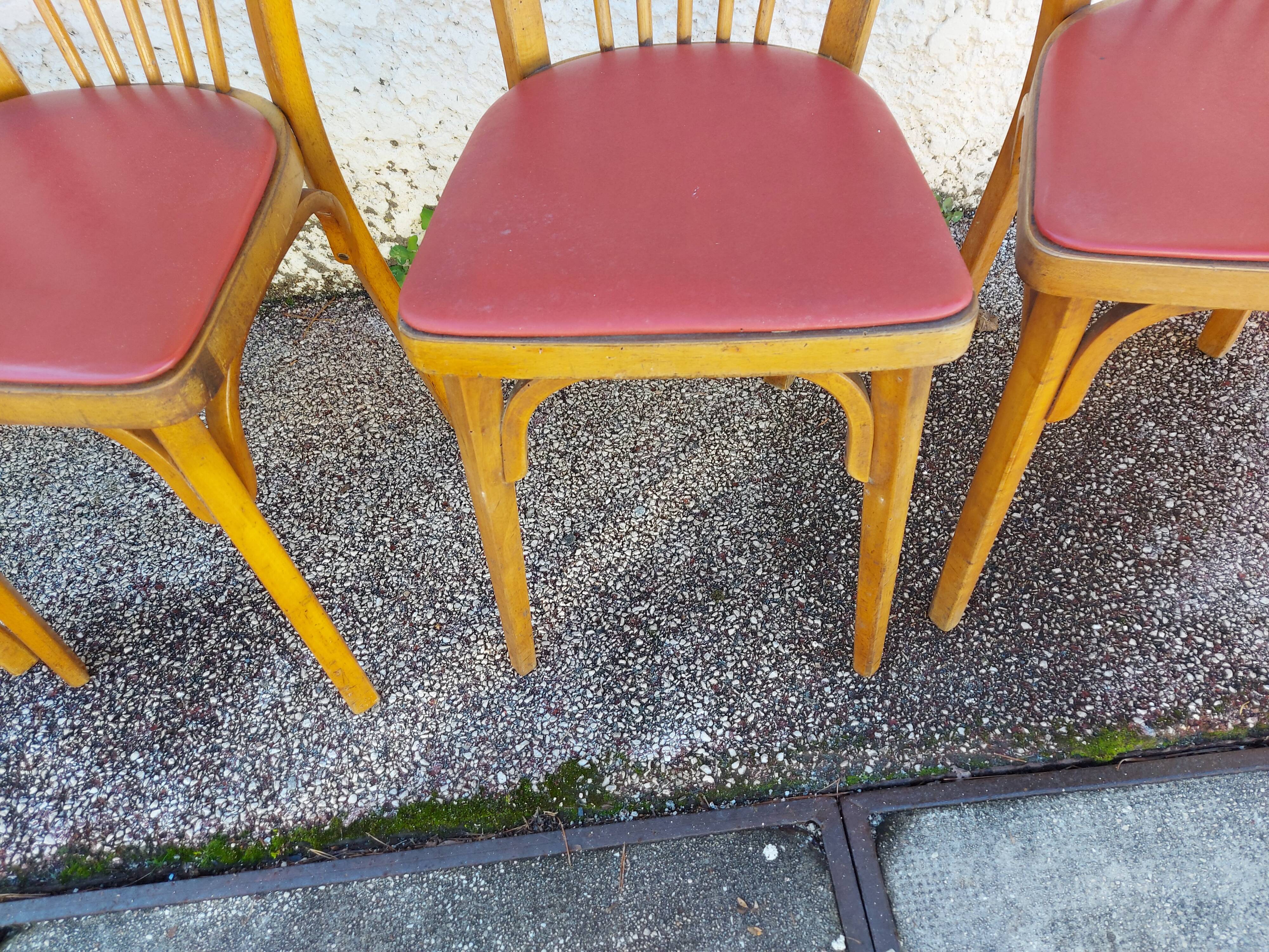 Lot de 5 chaises baumann en hêtre et simili cuir rouge 1950