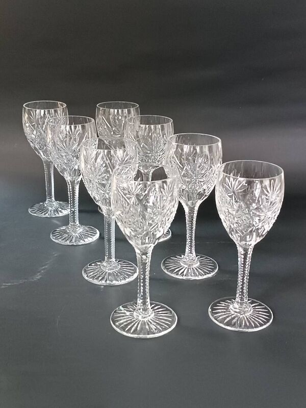 Huit verres à pied cristal taillé Saint Louis