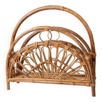 Vintage bamboo magazine rack in bois wood finish, rotin-et-osier-inspired, mid-century Italian design, 1970s