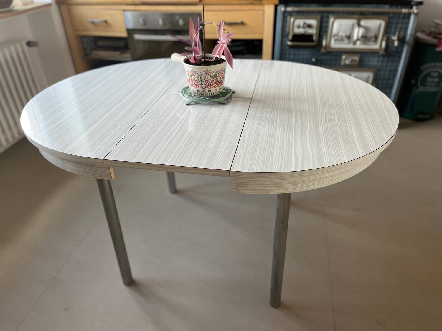 Table ronde extensible en formica, années 70