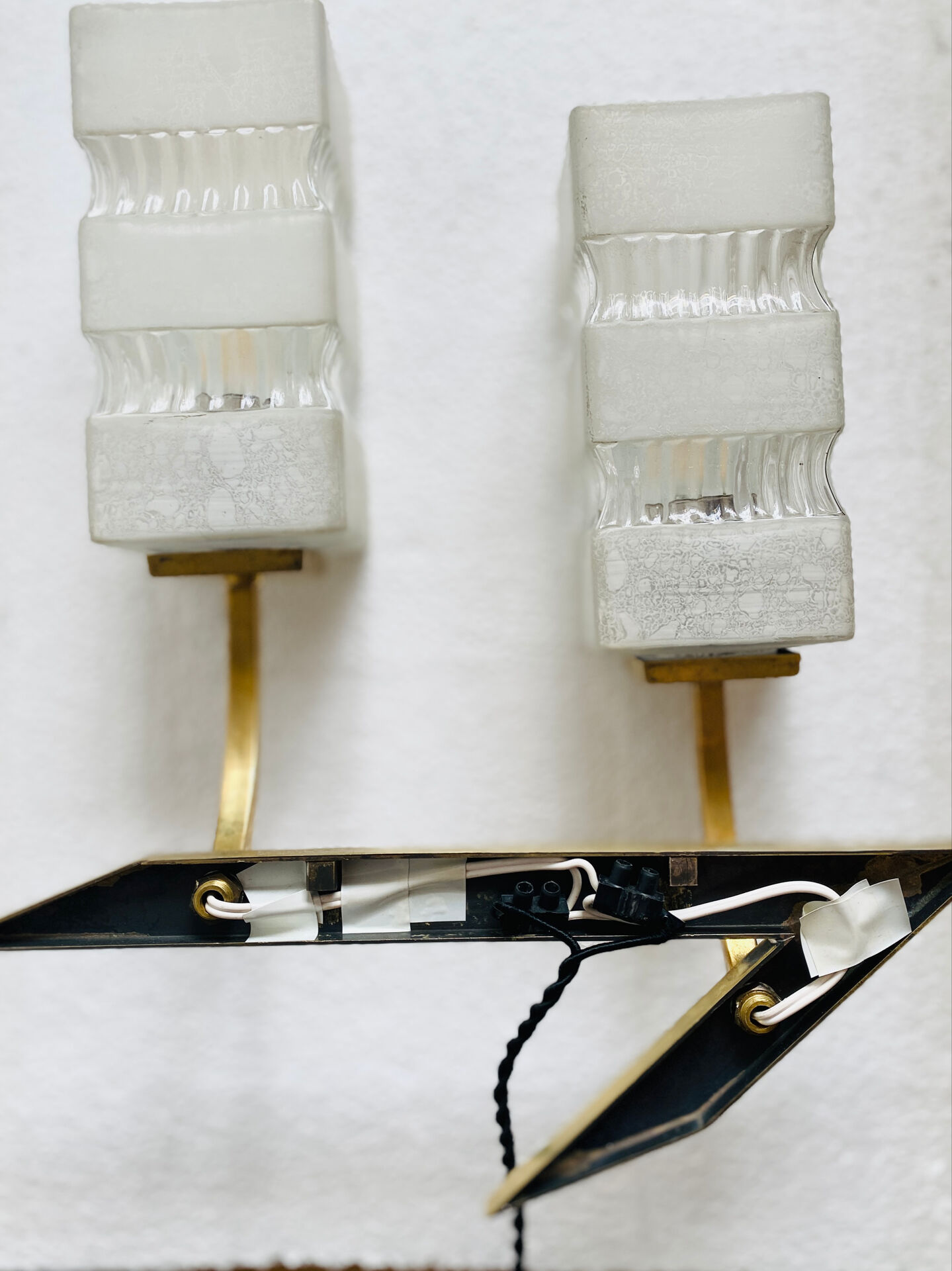Vintage wall light in brass and glass from the 1960s.