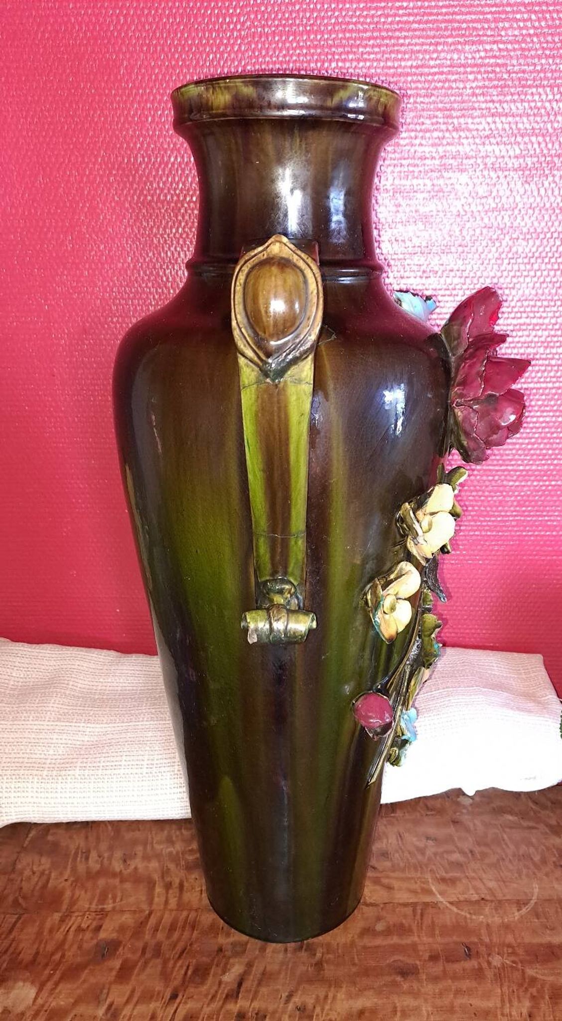 Grand Vase en Barbotine. XIX siècle.