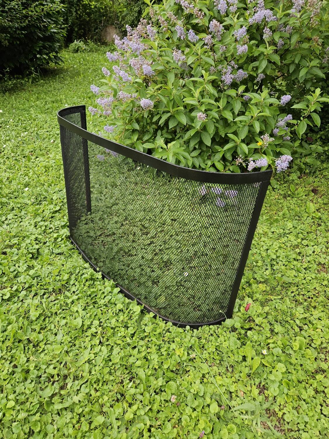 Curved chimney fire screen